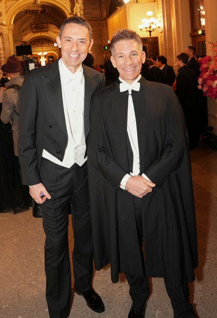 Bogdan Roscic und Andi Knoll in einem Frack am Opernball 2024.