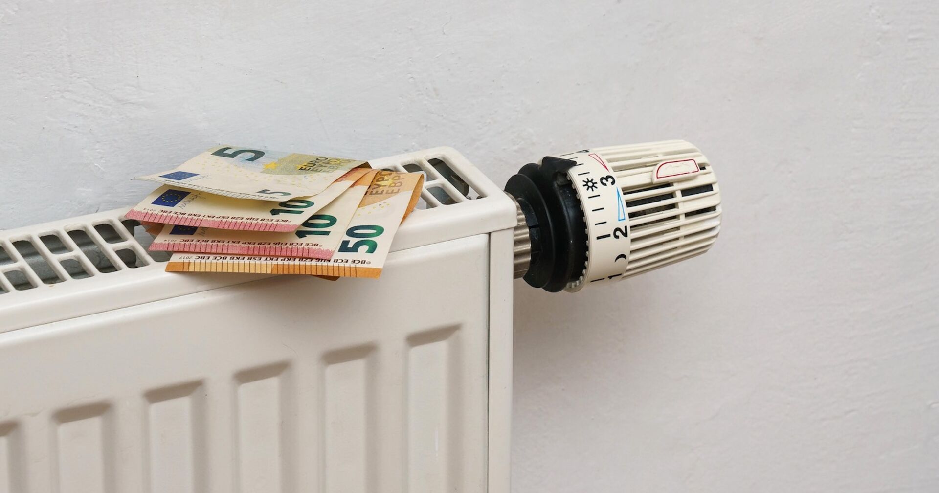Geldscheine auf einem Heizkörper.