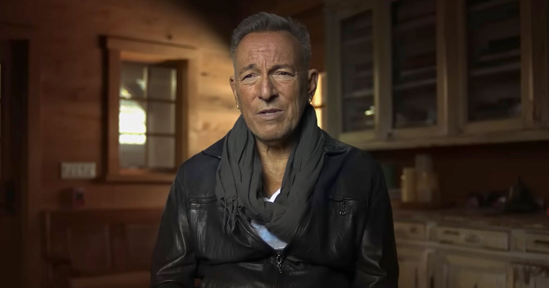 Bruce Springsteen bei einem Interview mit einer schwarzen Lederjacke.