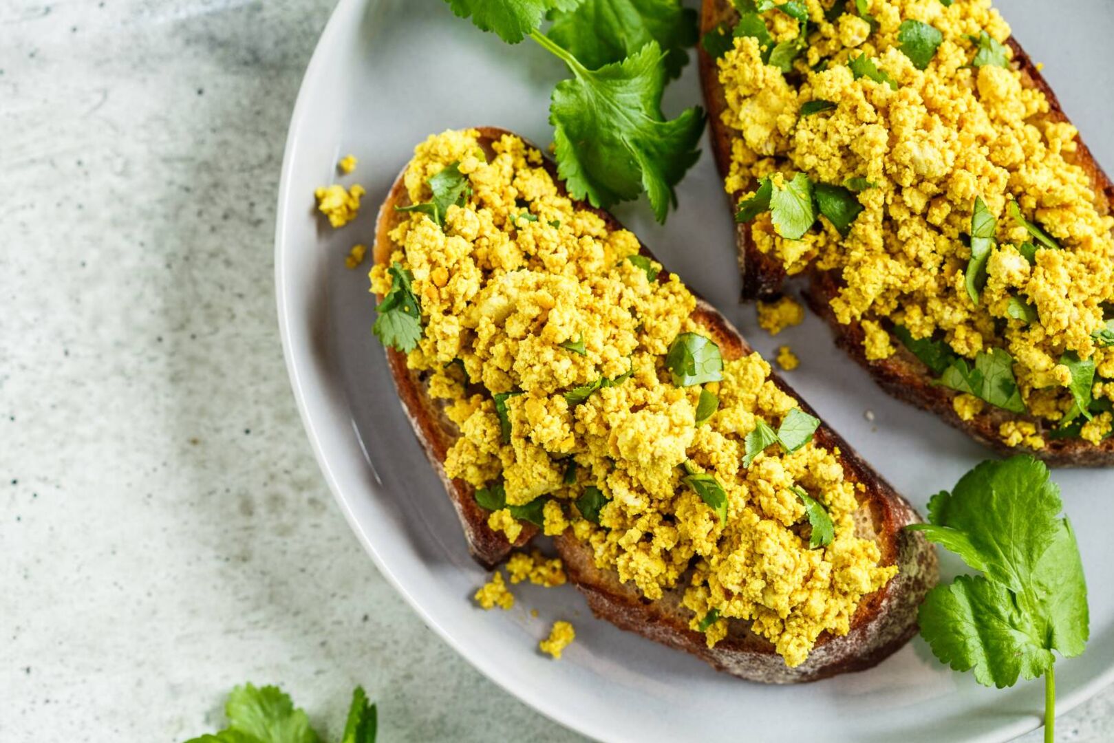 Vegane Eierspeise aus Tofu auf einem Brot