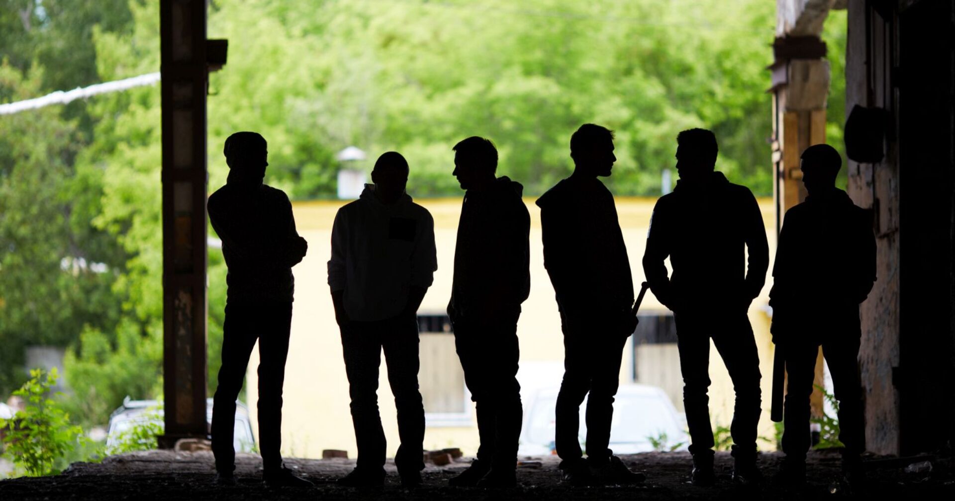 Eine Teenie-Bande steht im Dunkeln.