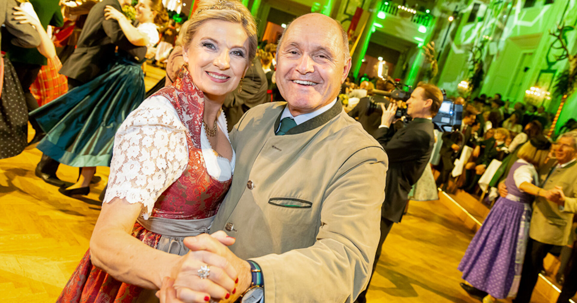Christa Kummer und Wolfgang Sobotka tanzen am Jägerball | Credit: Christian Mikes