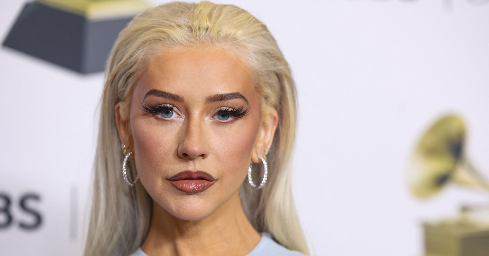 Christina Aguilera mit offenen blonden Haaren und einem starken Abend Make-Up.