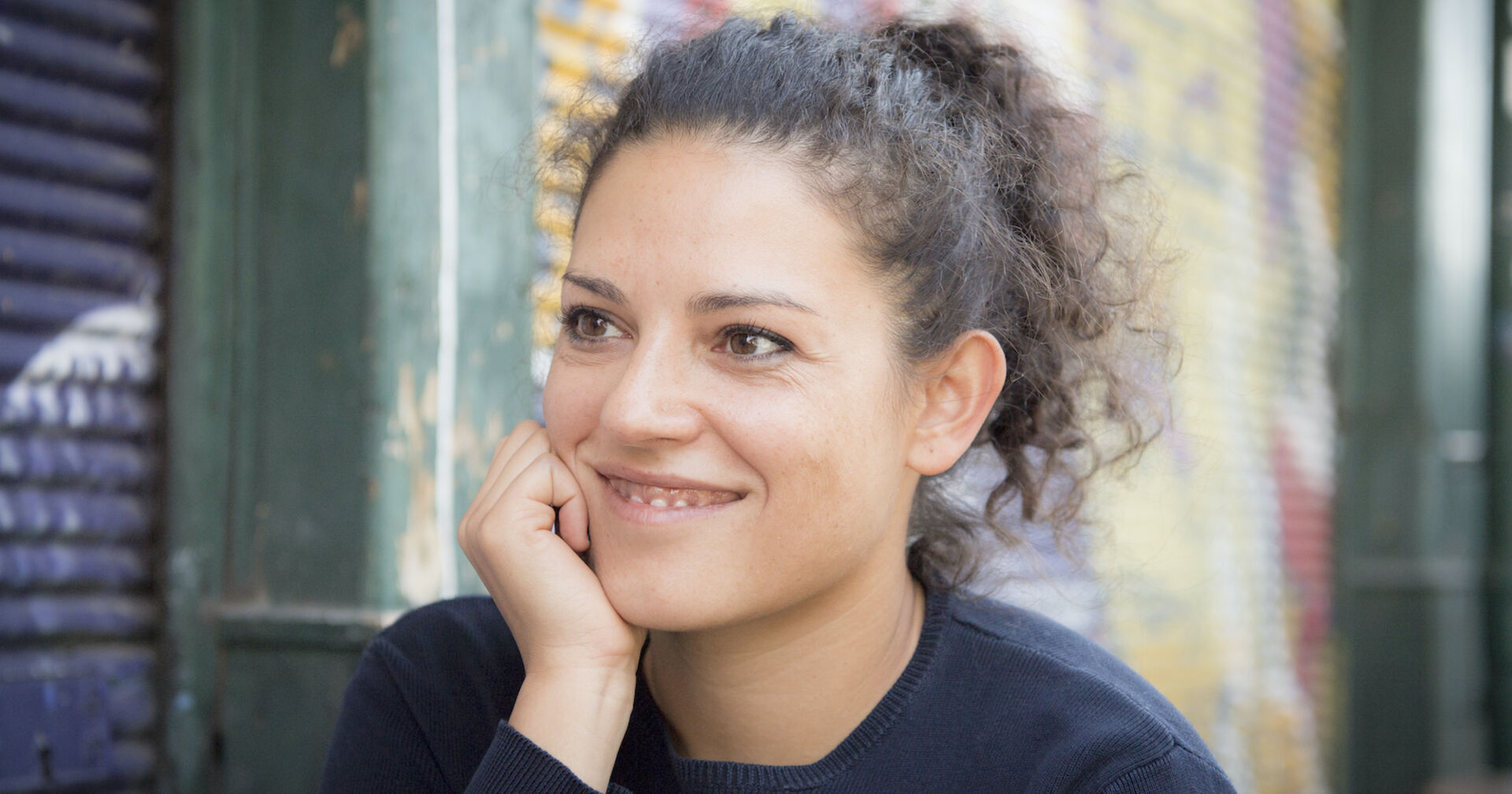 Die Schauspielerin Claudia Kottal mit braunen, zurückgebundenen Haaren.