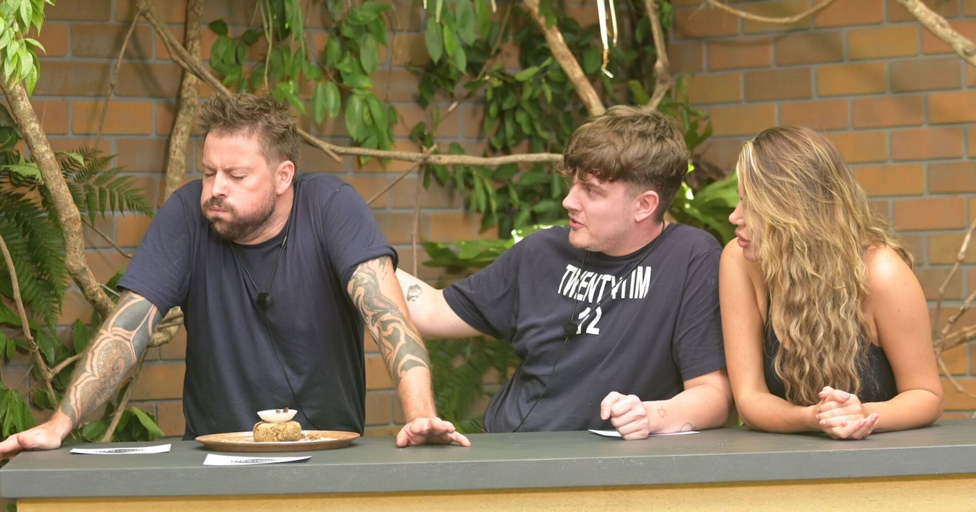 Drei Dschungelcamp Teilnehmer bei einer Dschungelprüfung.