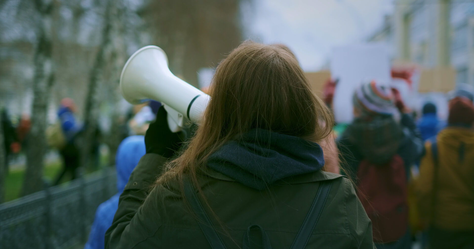 Eine Demonstrantin mit einem Megaphon.