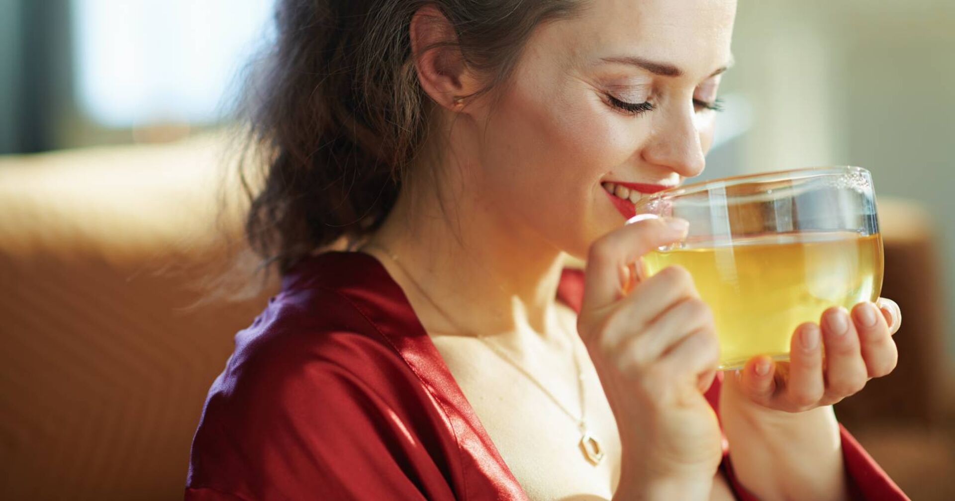 Frau mit einer Tasse Detox-Tee in der Hand
