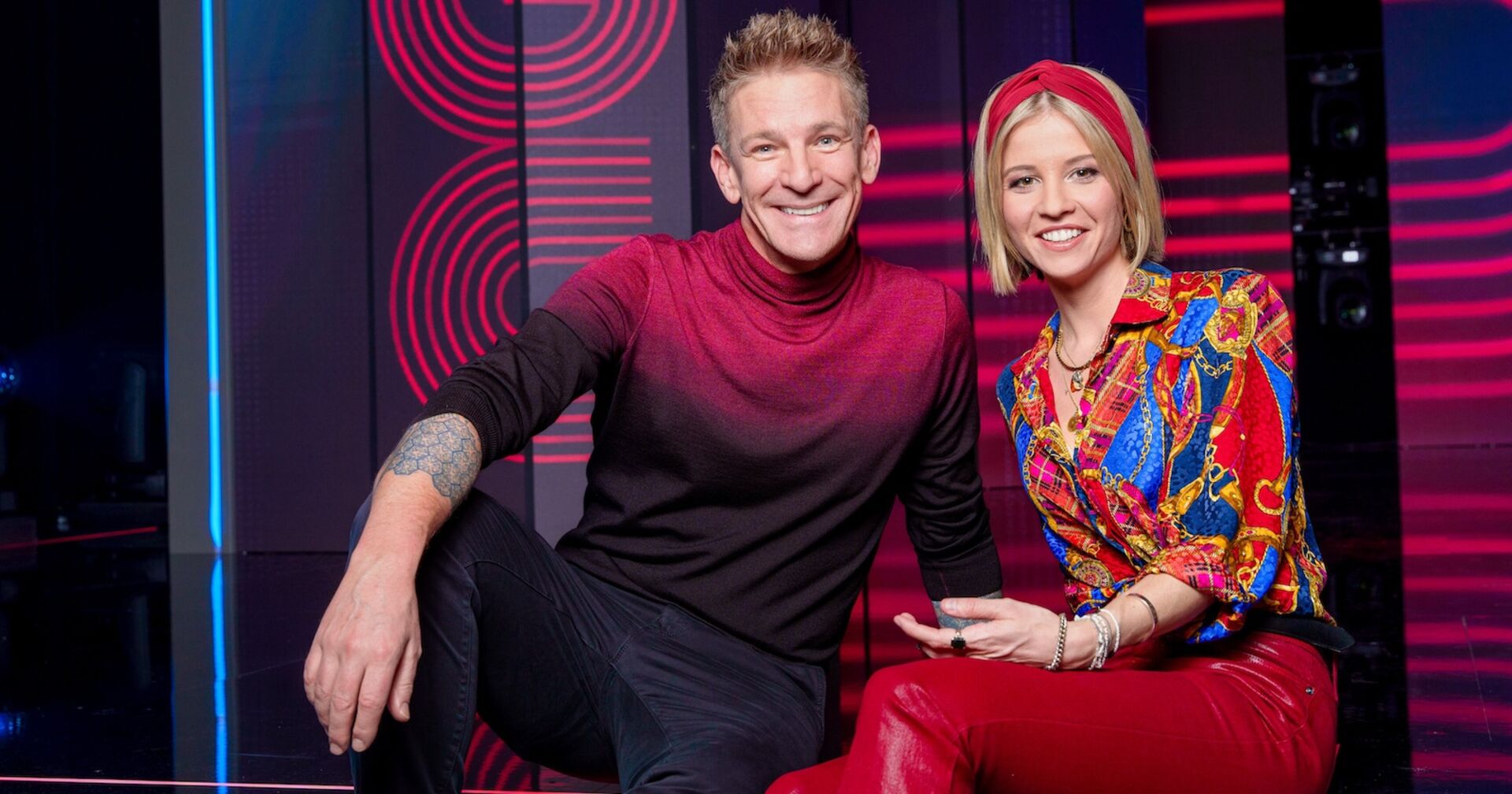 Fanny Stapf und Andi Knoll mit roten Outfits.