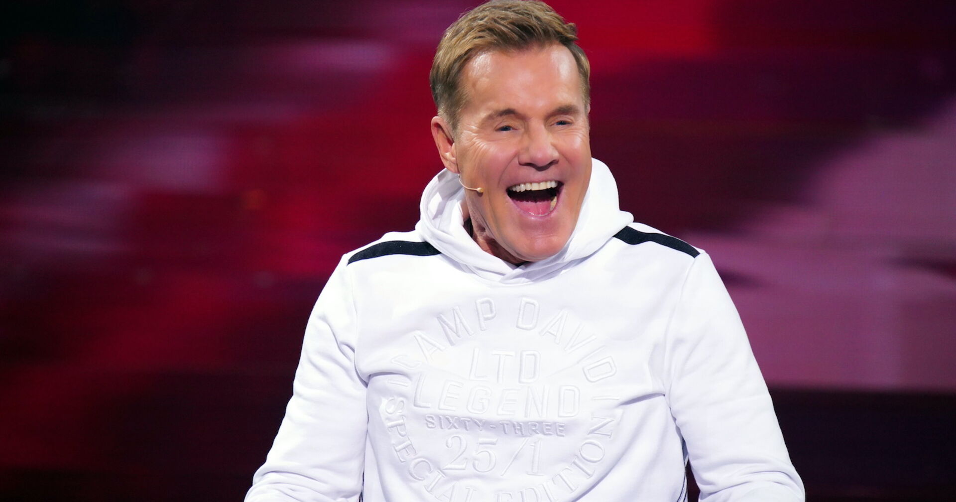 Dieter Bohlen in einem weißen Hoodie.