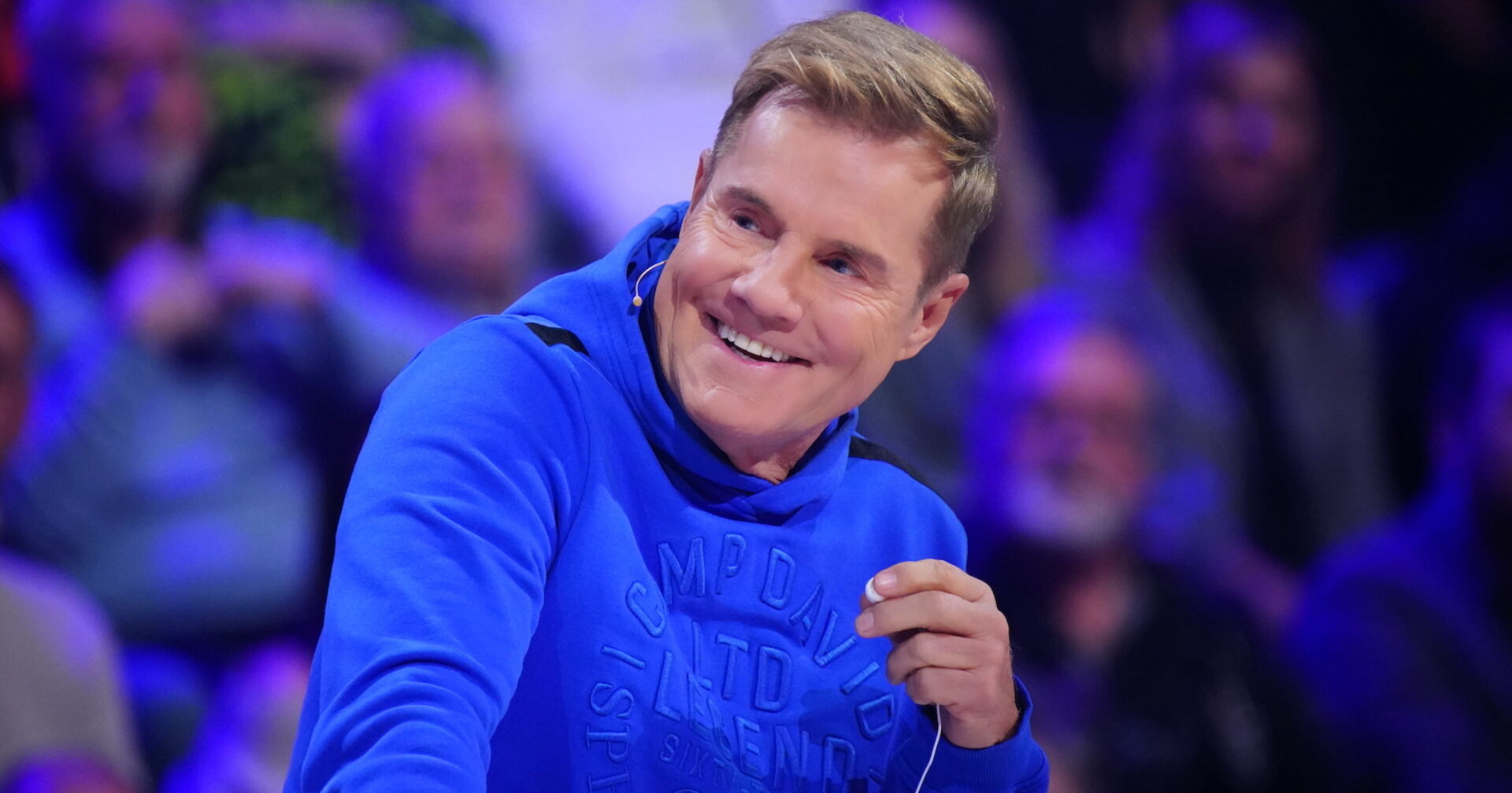 Dieter Bohlen als Juror in einem blauen Sweater.