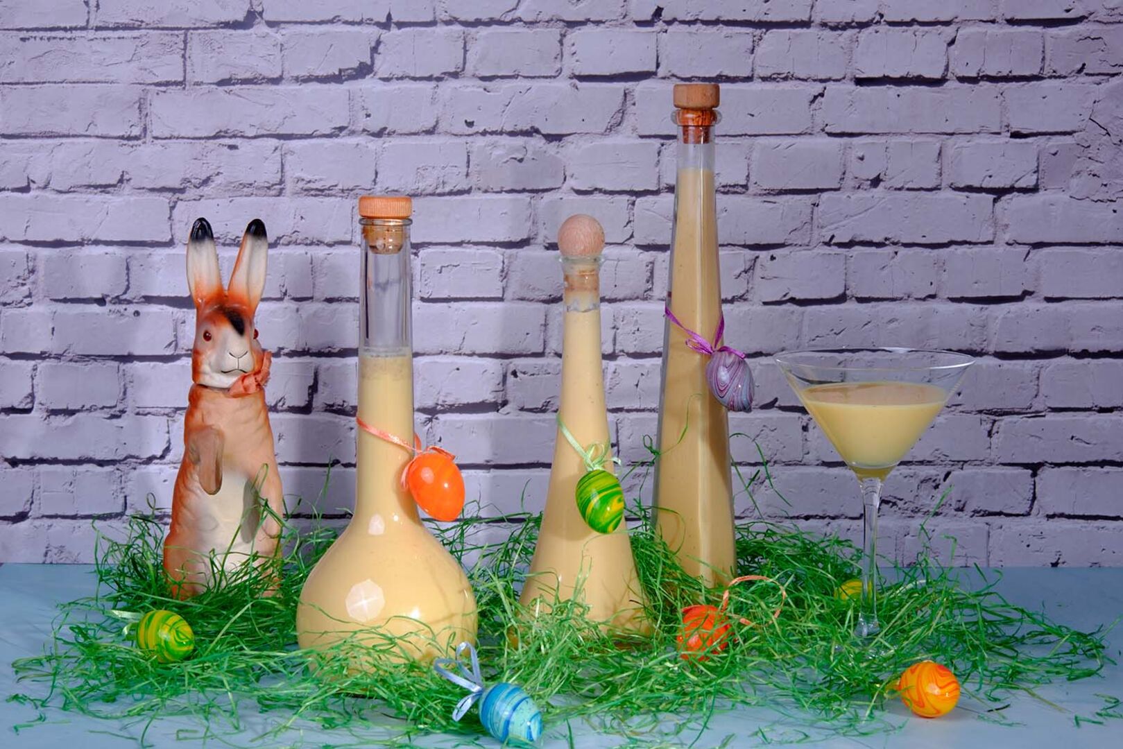 Eierlikör im Osternest | Credit: iStock.com/roemart