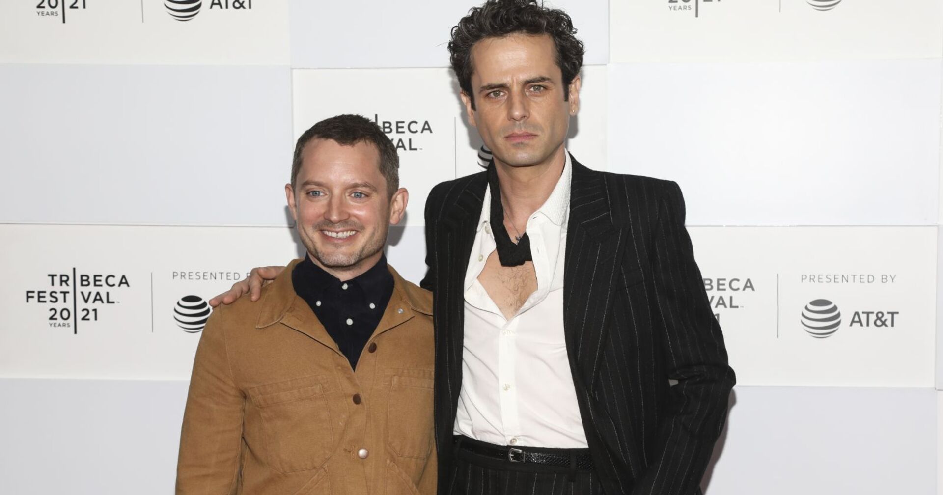 Elijah Wood und Luke Kirby bei einer Premiere.