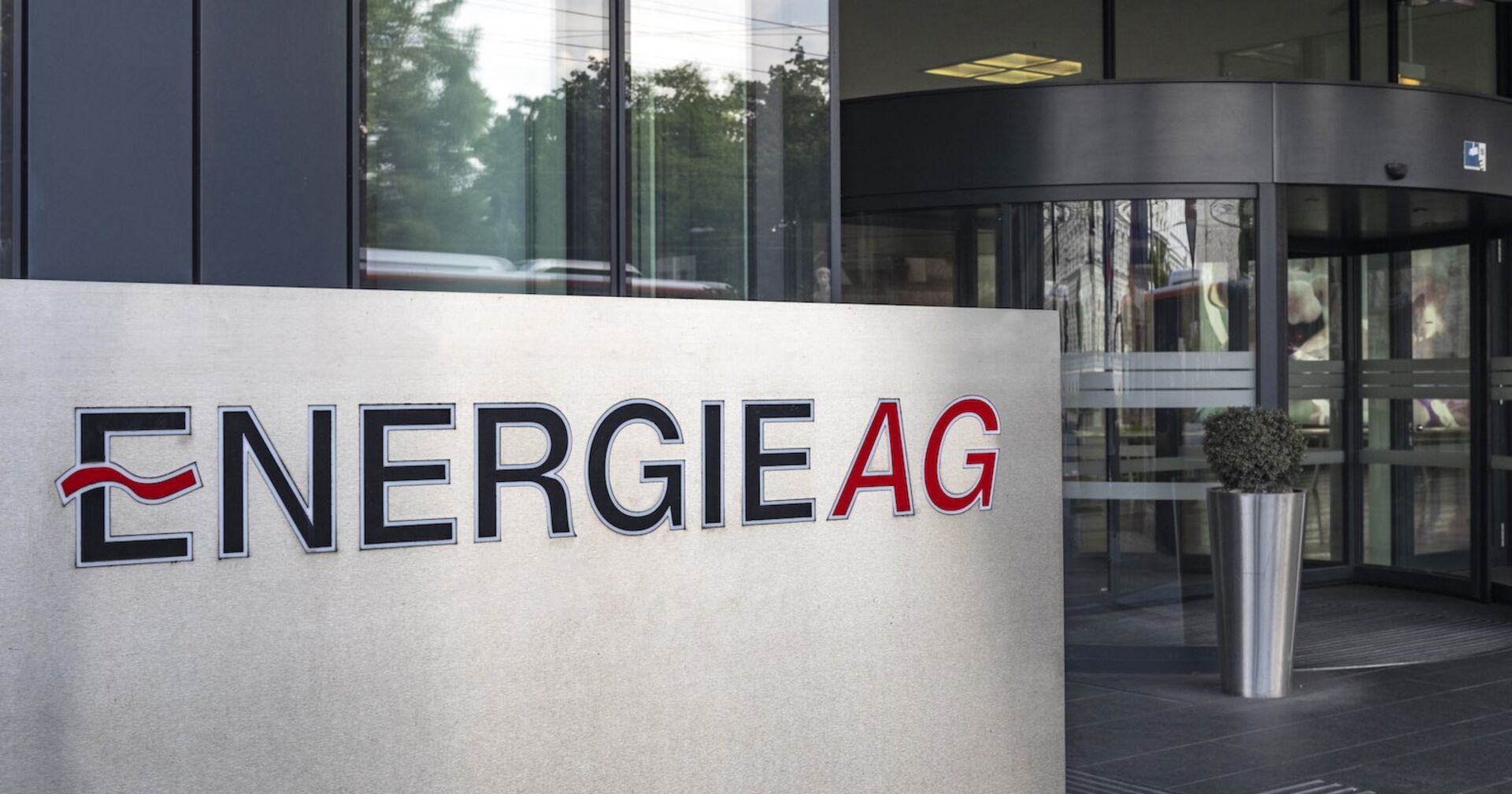 Logo vor dem Eingang der Energie AG.