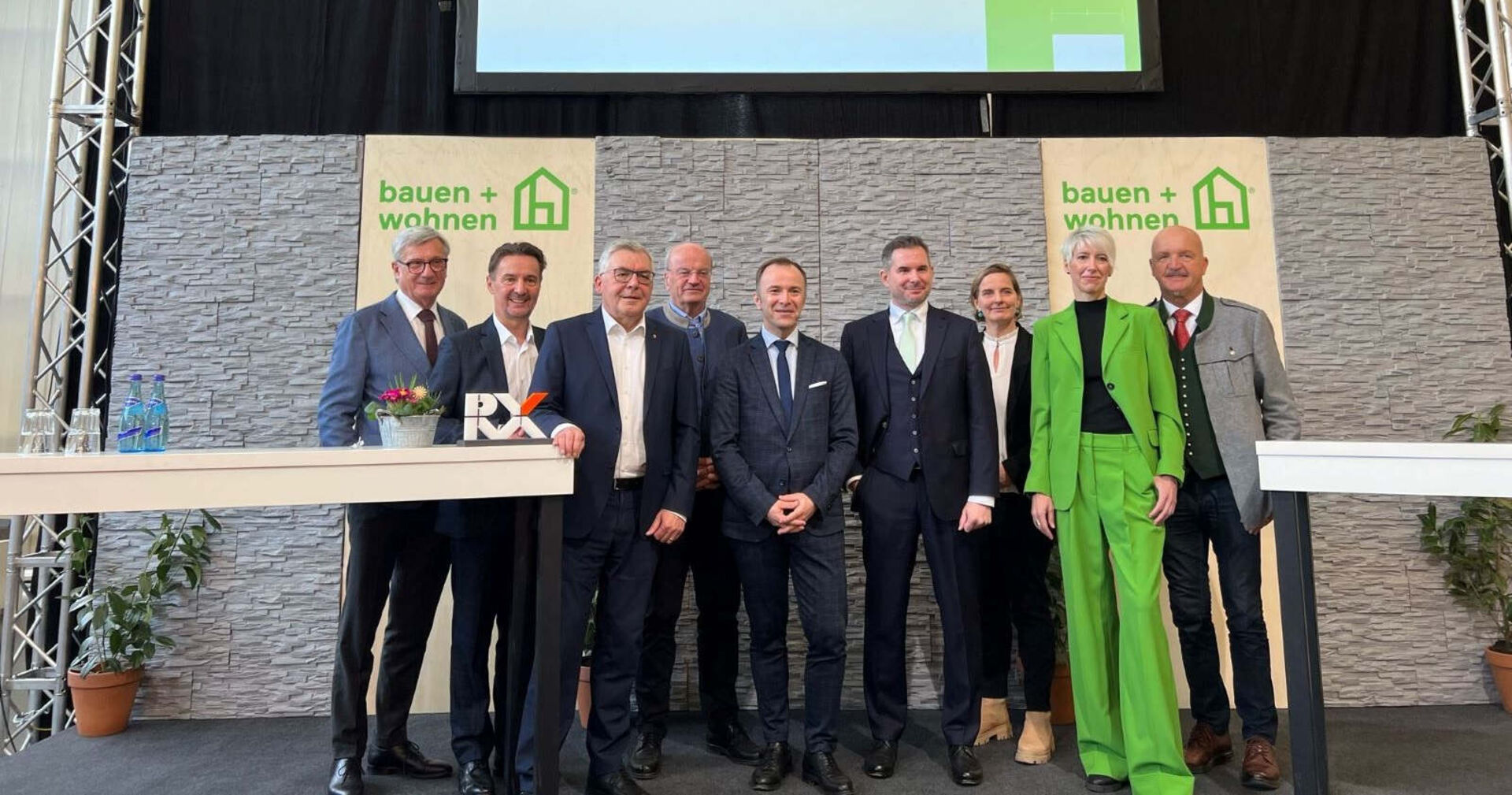 Salzburgs Politik und führende Persönlichkeiten aus der Wohnungswirtschaft bei der Eröffnung der Messe.