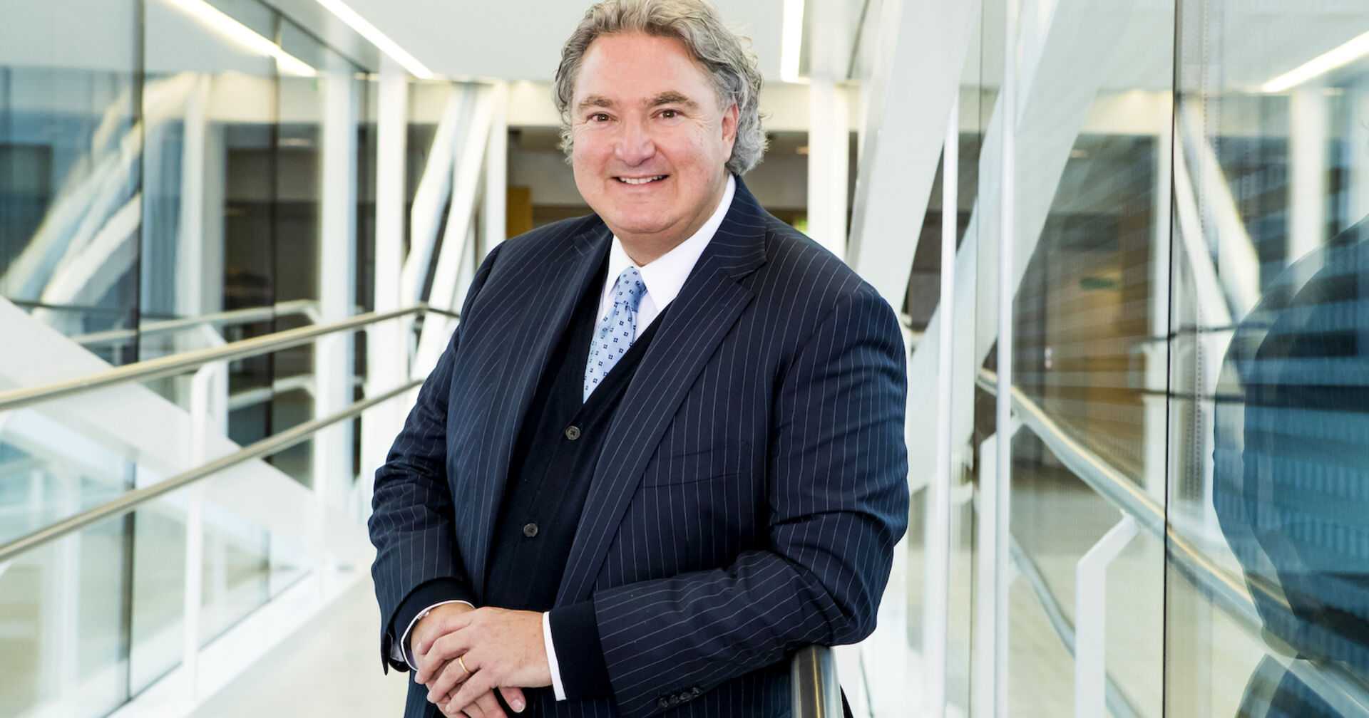 Erwin van Lambaart in einem gläsernen Bürogang I Credit: Casinos Austria