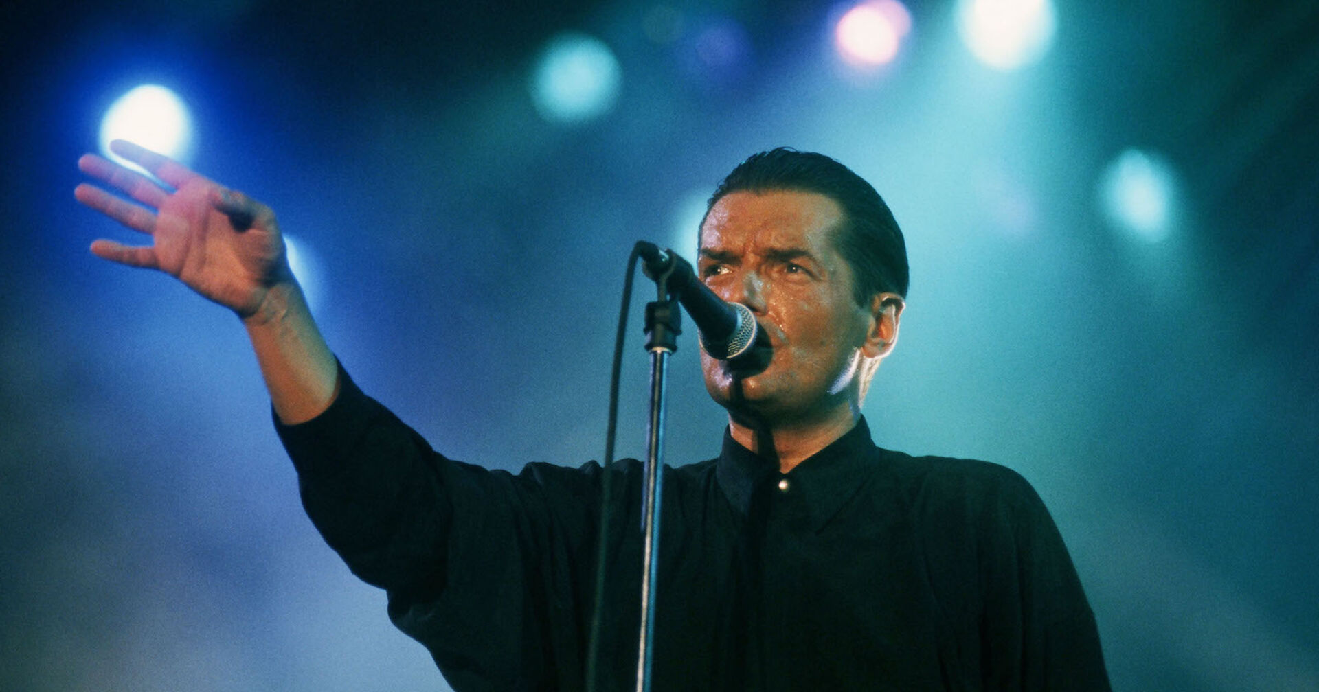 Falco auf der Bühne bei einem Auftritt.