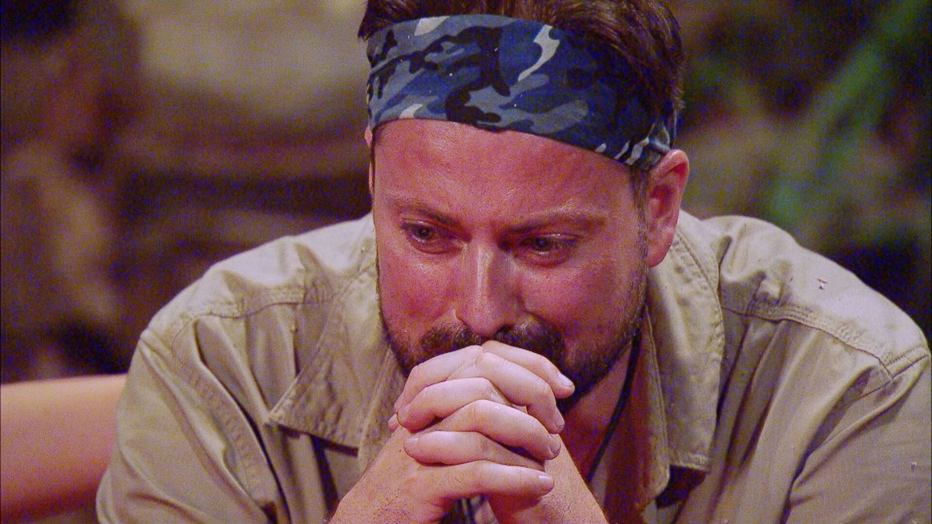 Felix von Jascheroff weint beim Lagerfeuer des Dschungelcamps.