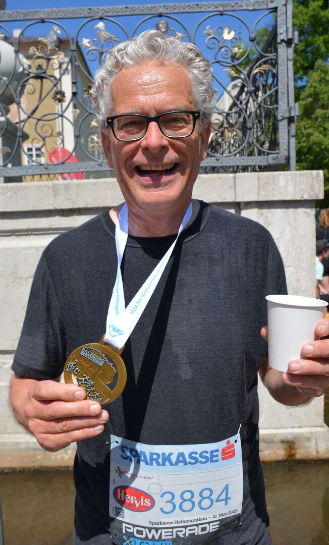 SALZ-Kandidat Christoph Ferch mit einer Medaille  um den Hals nach einem Laufwettbewerb.