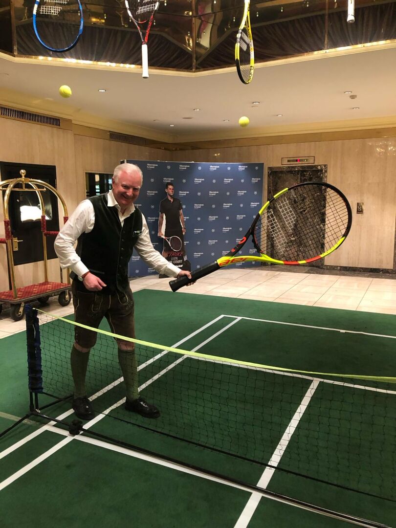 ÖVP Kandidat Florian Kreibich beim Tennisspielen