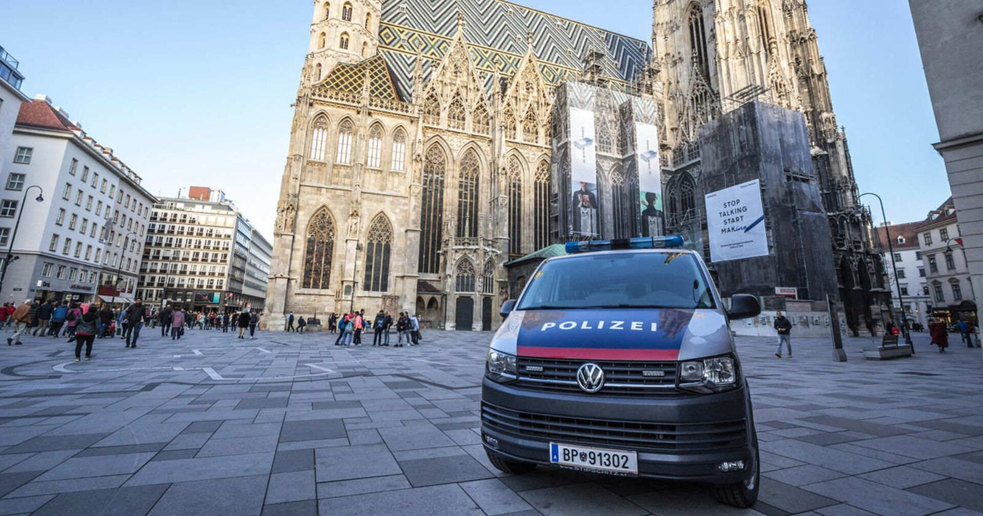 Eine Polizeiauto vor dem Wiener Stephansdom.