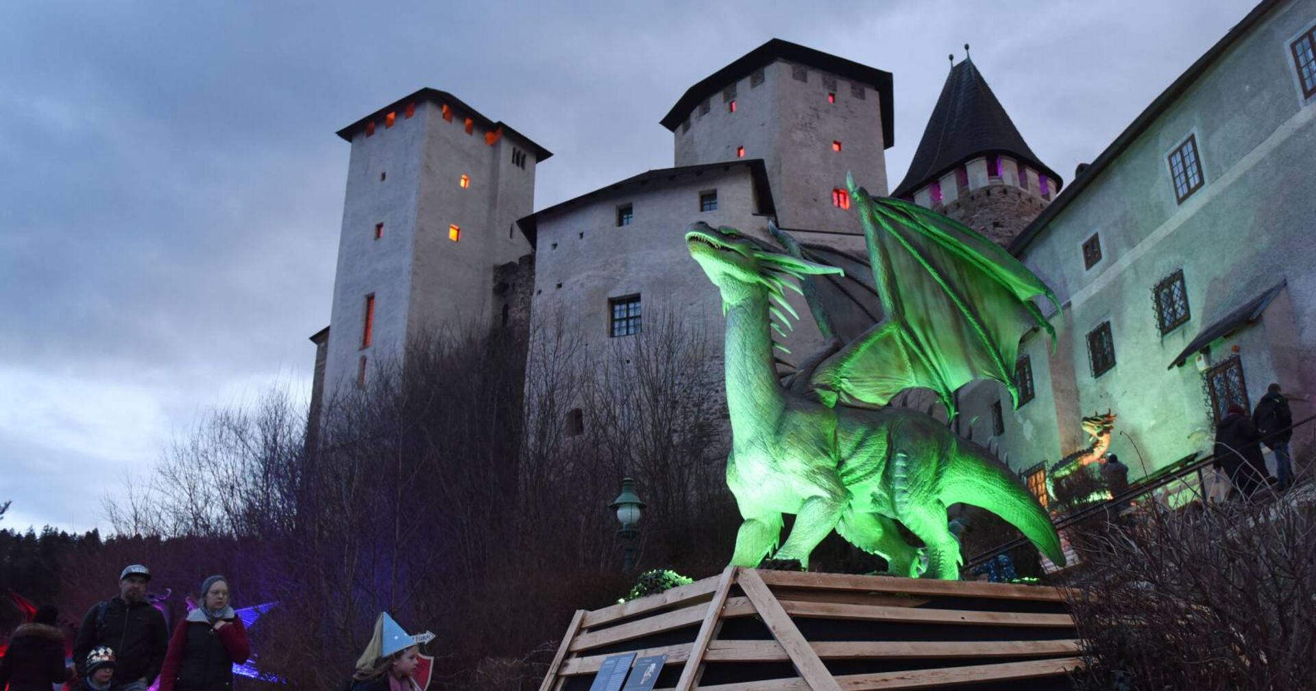 Leuchtender Drache befindet sich in anmutiger Haltung vor der Burg Lockenhaus im Burgenland