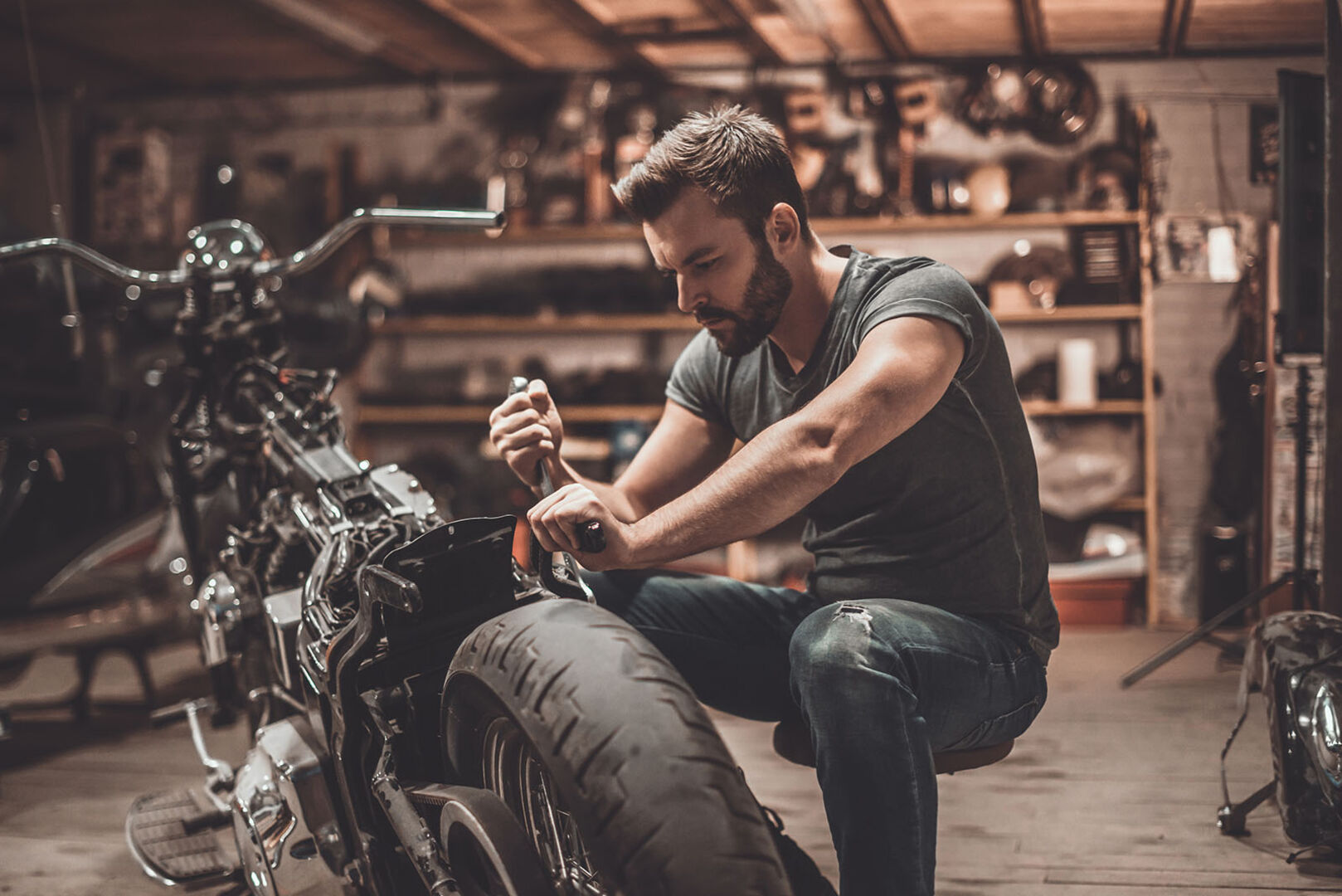 Mann arbeitet am Motorrad | Credit: iStock.com/g-stockstudio