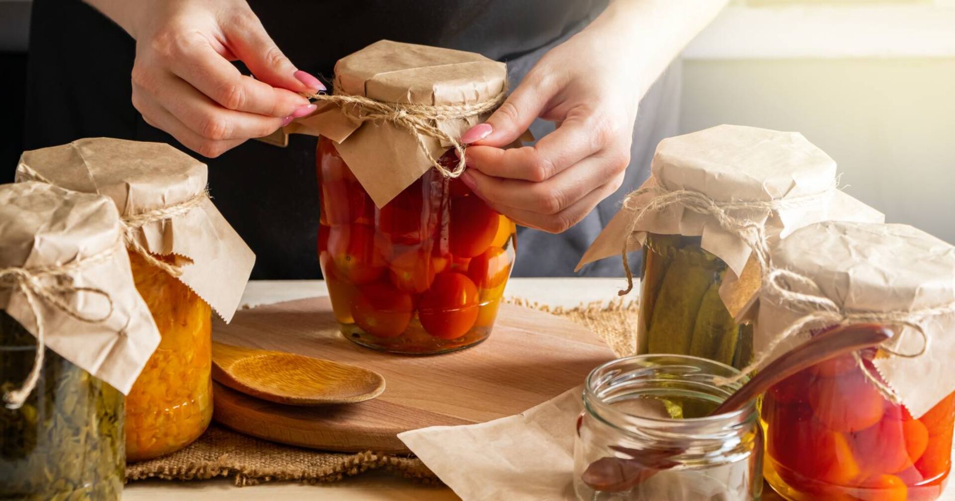 Junge Frau beim Einlegen von Gemüse.