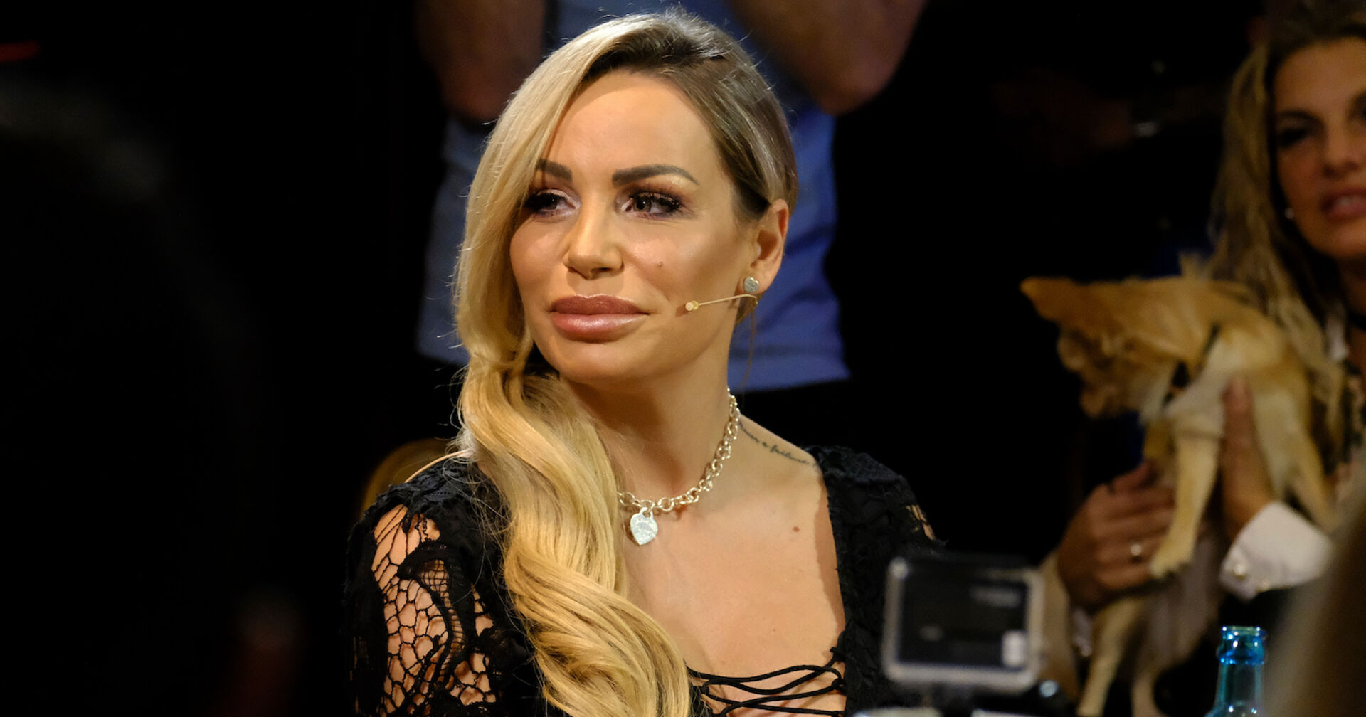 Gina-Lisa Lohnfink mit offenen blonden Haaren und einem schwarzen Netz-Oberteil.