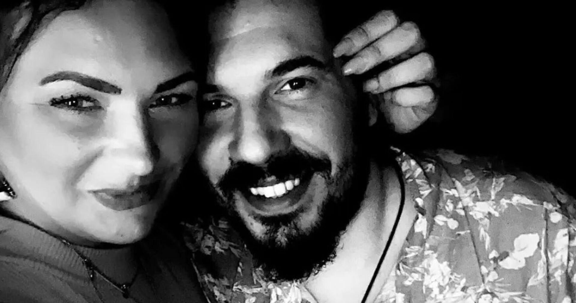 Schwarz-weiß-Foto von Emre mit seiner Verlobten Sandra.