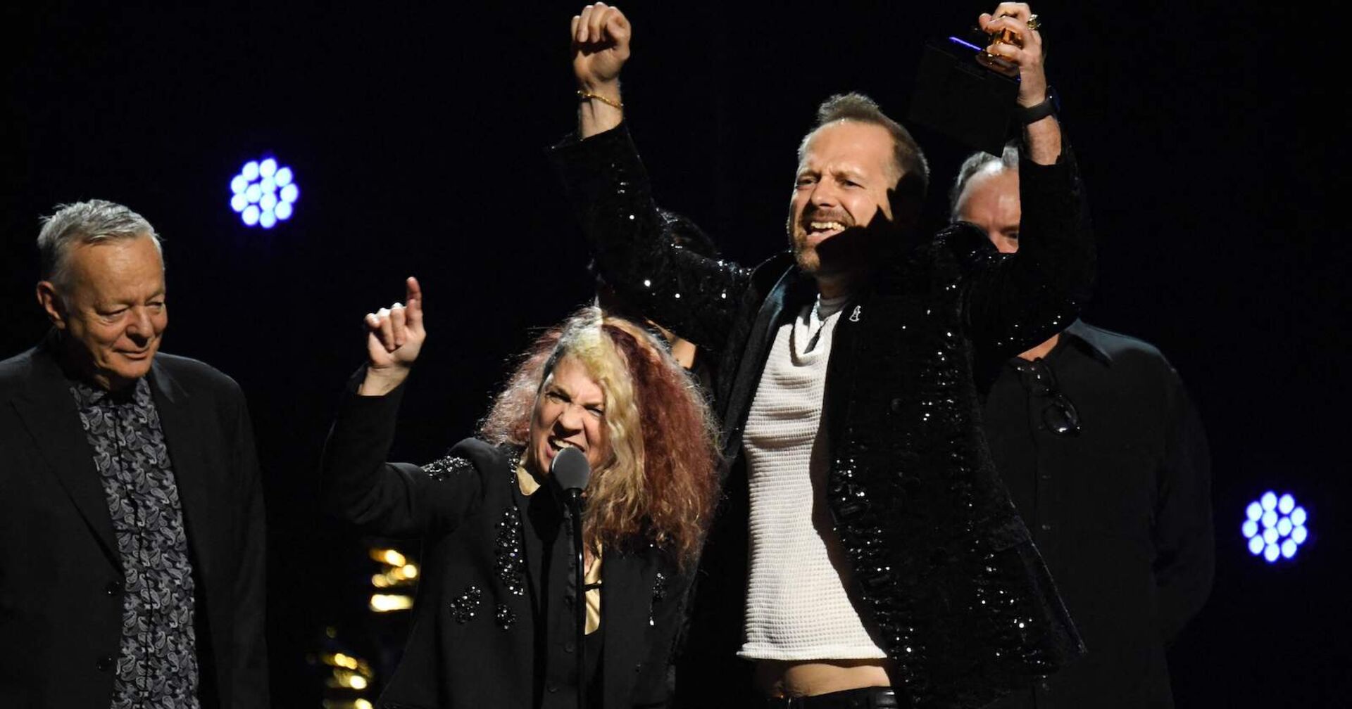 Markus Illko freut sich mit den Co-Siegern über den Grammy | Credit: VALERIE MACON / AFP / picturedesk.com