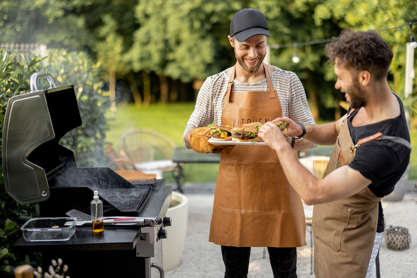 Männer grillen zusammen | Credit: iStock.com/RossHelen