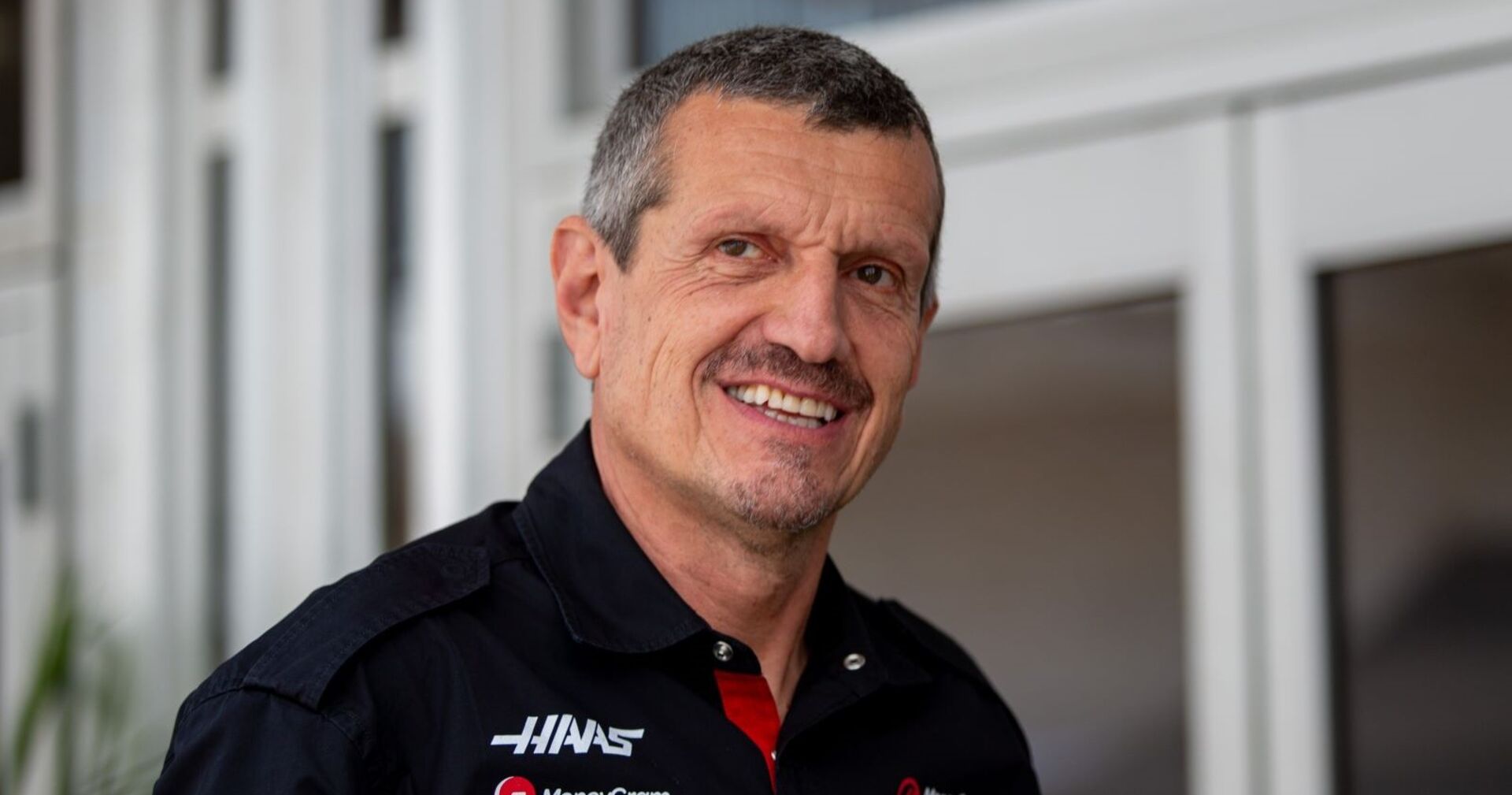 Günter Steiner im Teamshirt von Haas