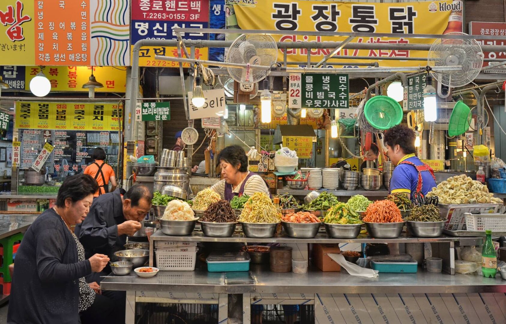 Marktstände mit Speisen in Gwangjang Market