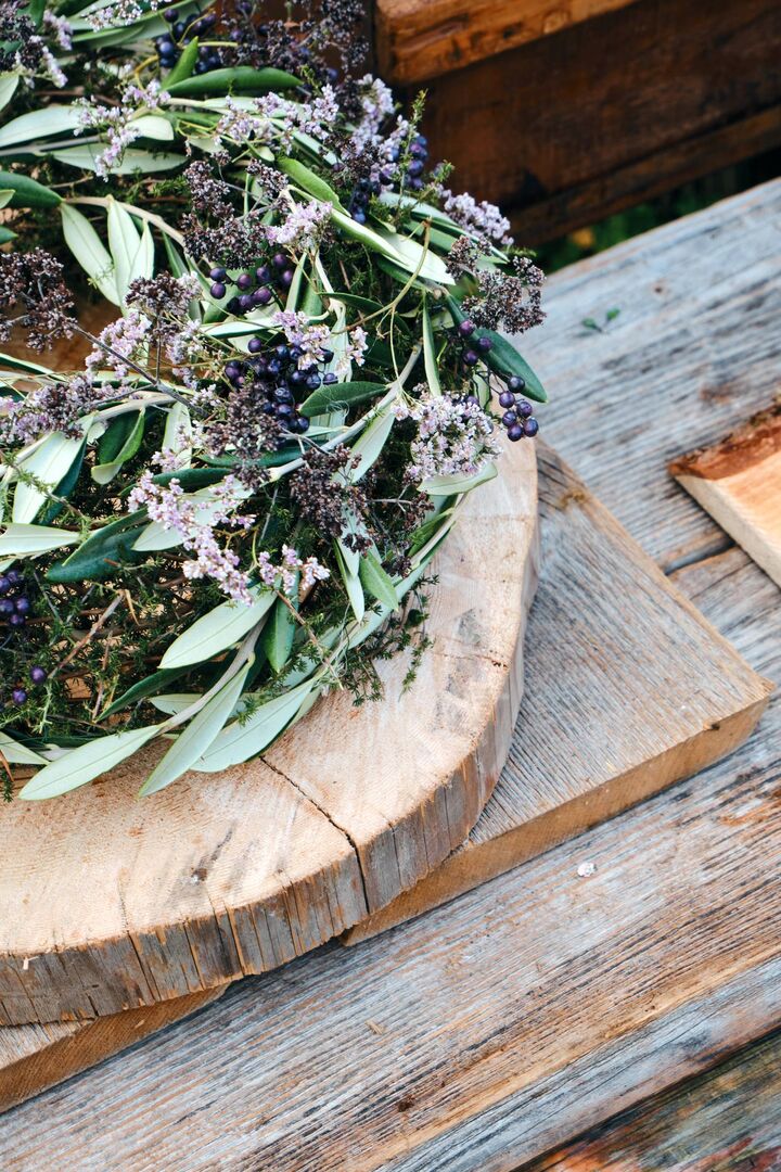 Lavendelzweige und Eukalyptus drapiert auf einer runden Holzscheibe