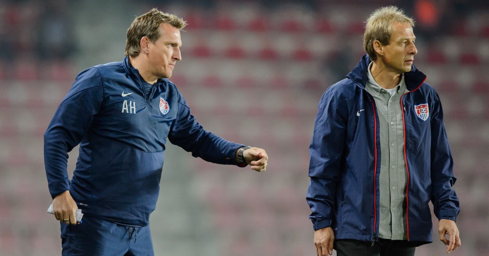 Herzog und Klinsmann am Spielfeld-Rand.