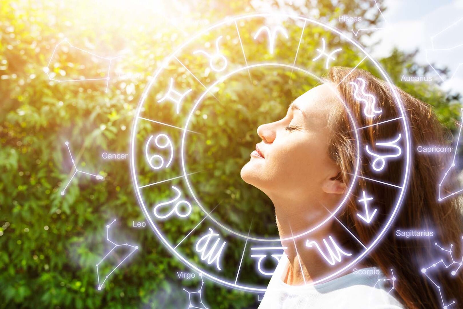 Frau schaut in die Sonne | Credit: iStock.com/AndreyPopov