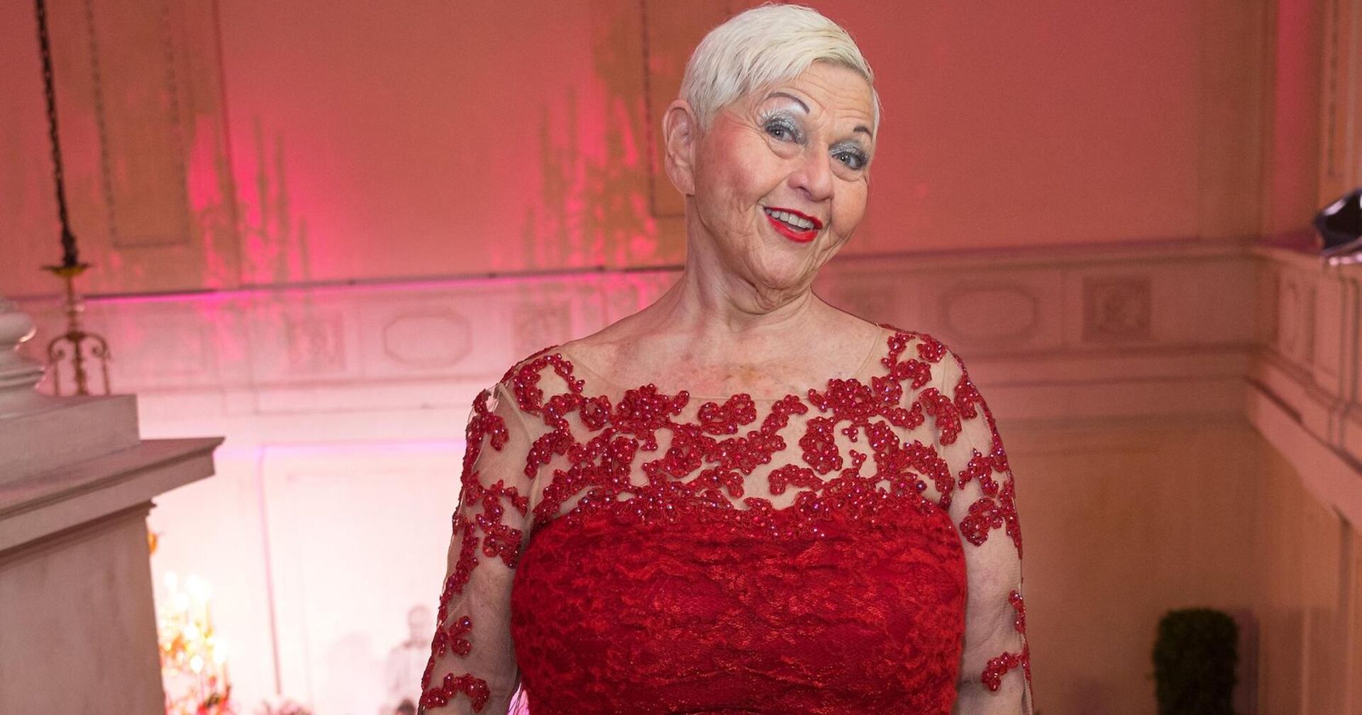 Jazz Gitti mit einem roten Ballkleid.