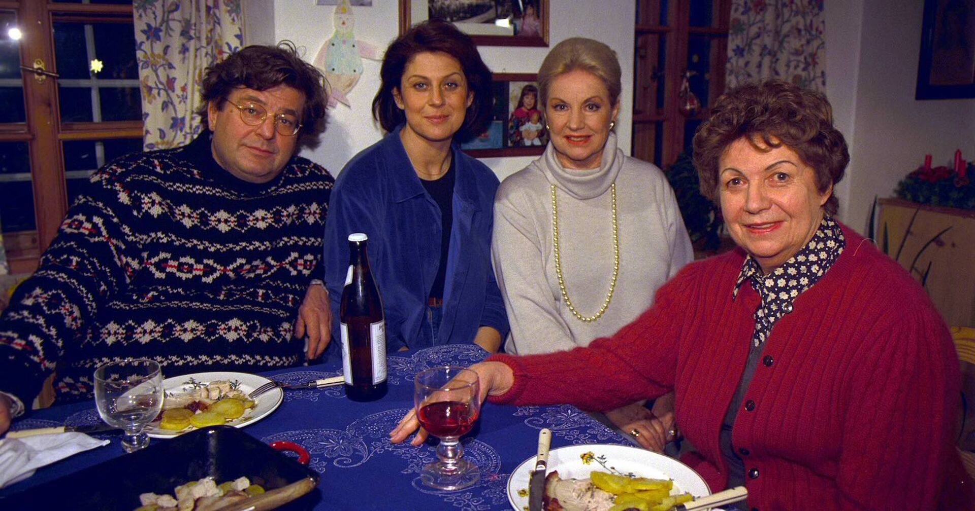 Vier Schauspieler in einer Szene von &quot;Single Bells&quot;.