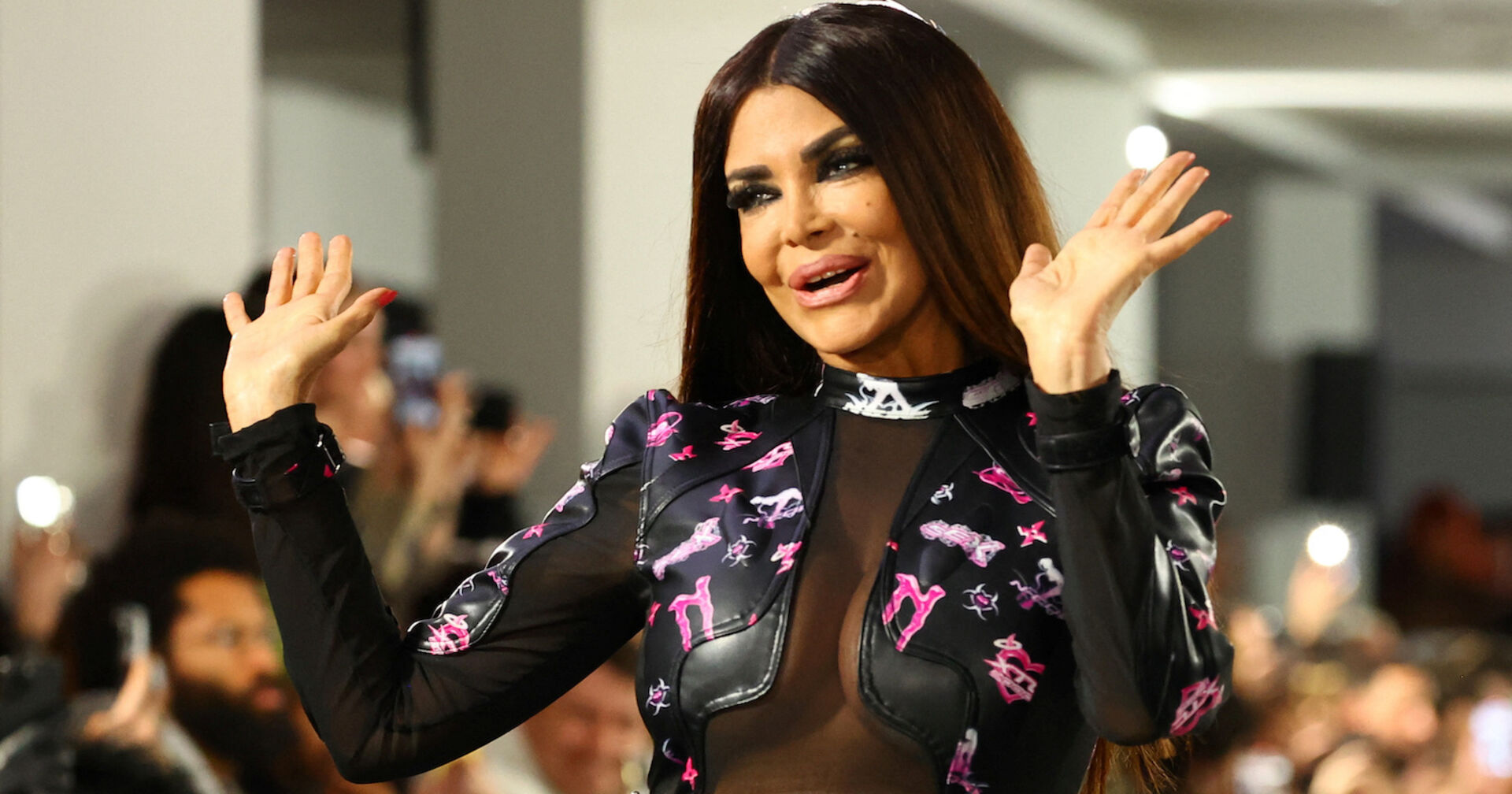 Kader Loth in einem schwarzen Body bei der Berlin Fashion Week.