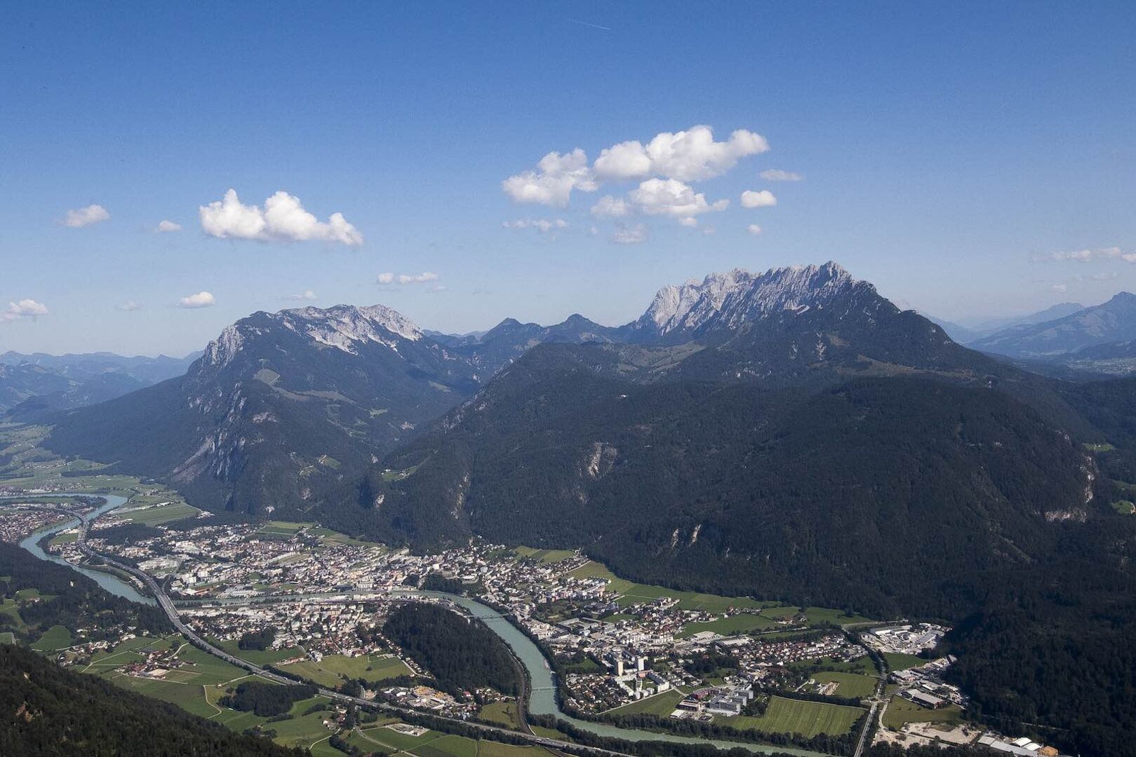 Luftaufnahme vom Kaisertal in Tirol.