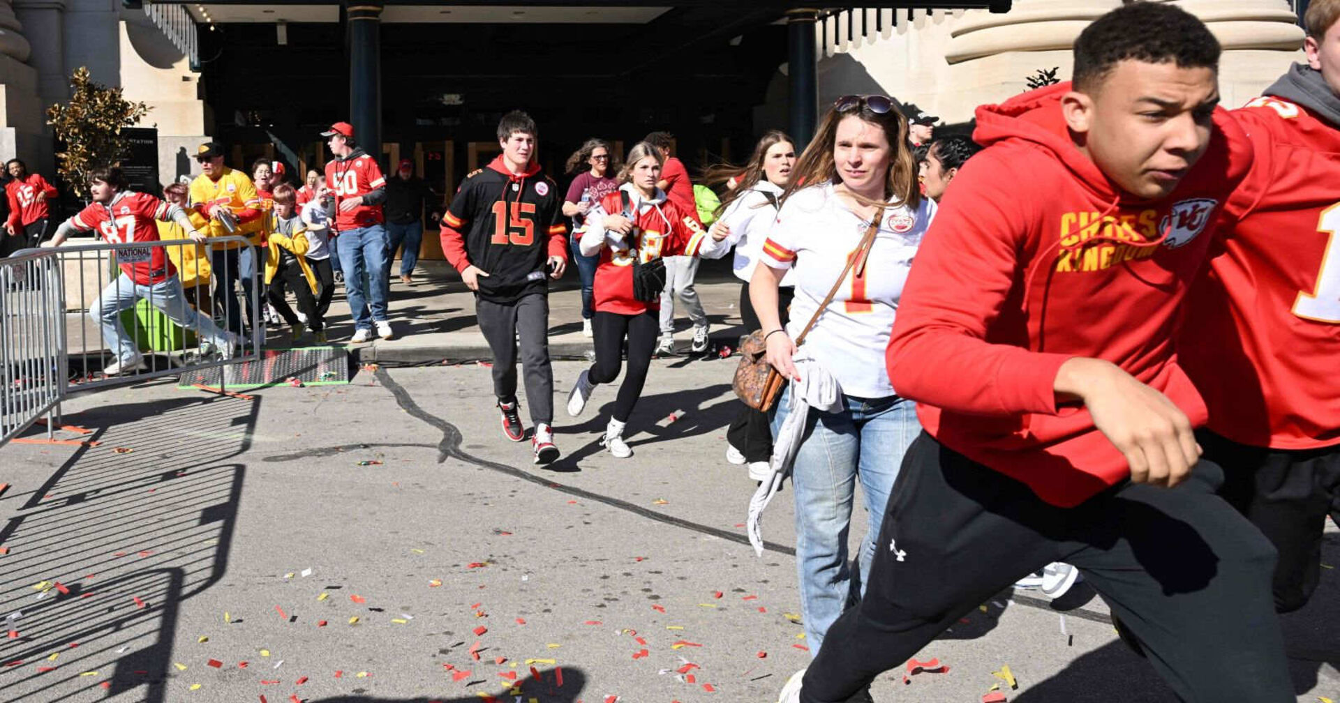 Menschen laufen davon, als die Schüsse fallen.