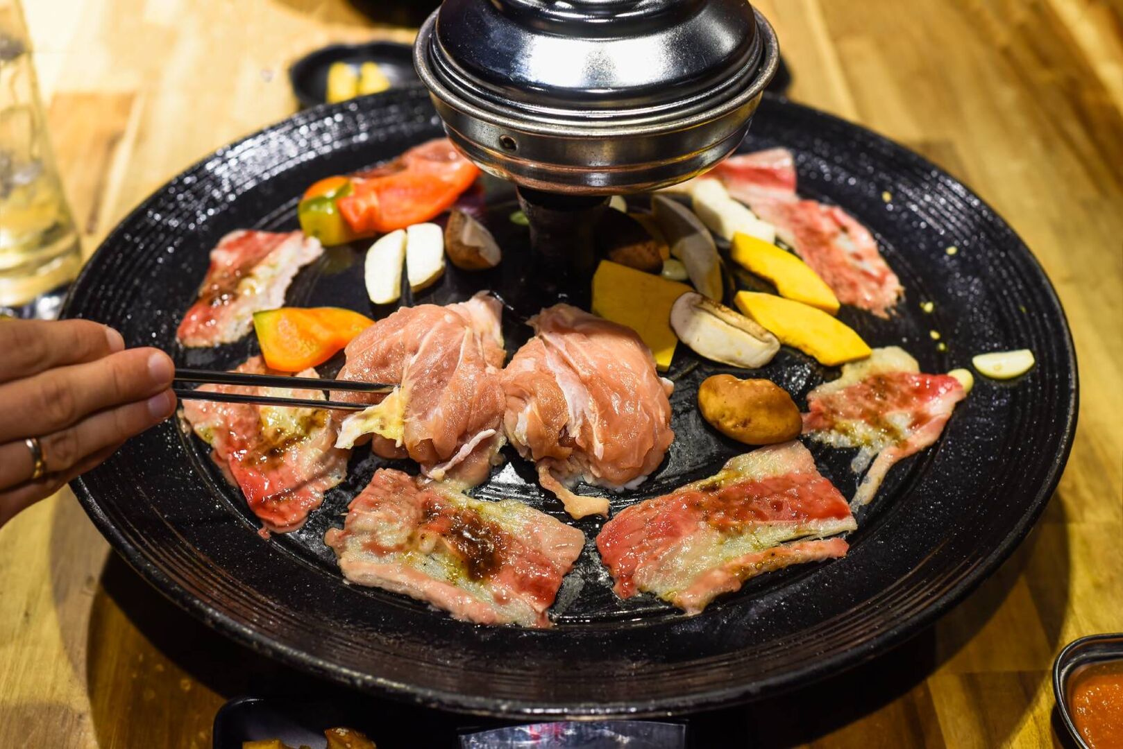 Koreanisches BBQ mit gegrillten Rindfleisch, Hühnerfleisch und Gemüse