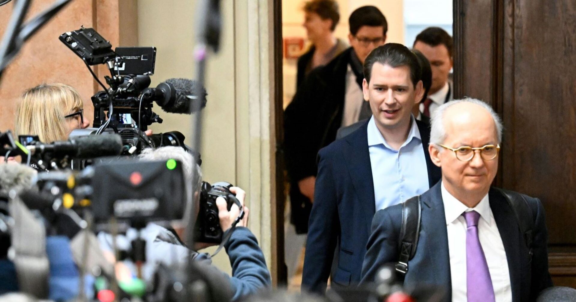 Sebastian Kurz begleitet von Kameras vor dem letzten Prozesstag am Wiener Straflandesgericht.