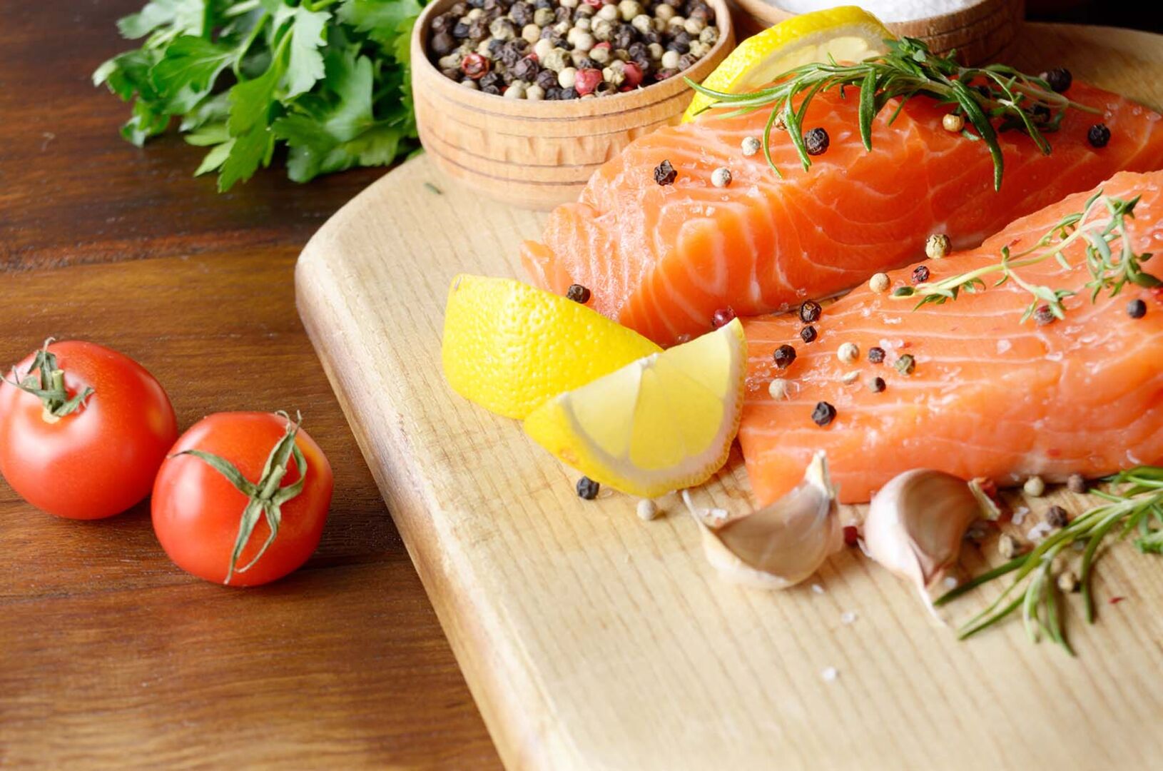 Lachsfilet auf einen Brett | Credit: iStock.com/OlenaMykhaylova