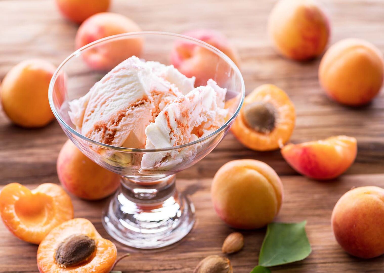 Marillene-Eis im Glas | Credit: iStock.com/ValentynVolkov