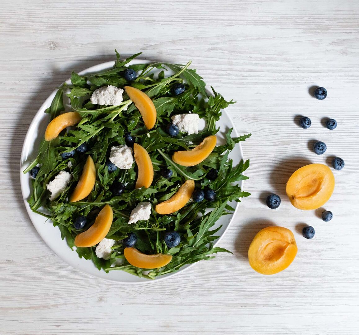 Marillen-Salat mit Ziegenkäse | Credit: iStock.com/Anastasiia Zatserklianna