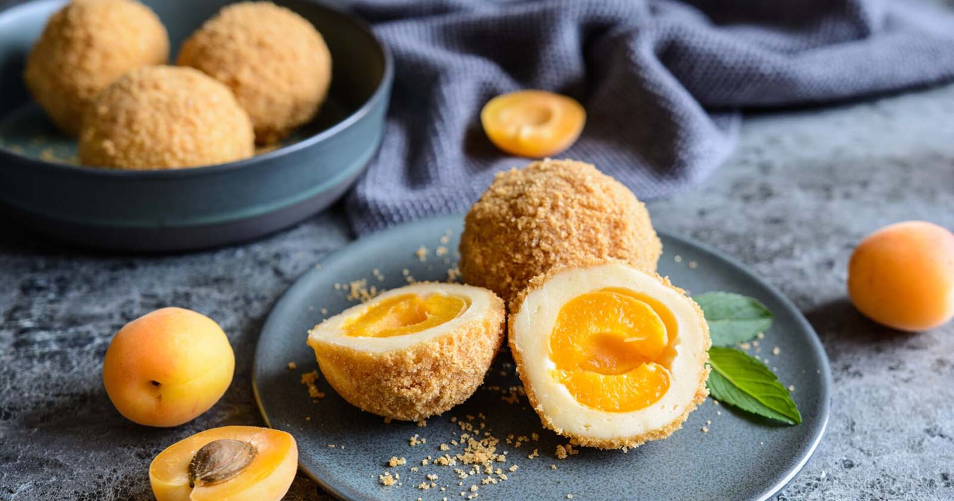 Marillenknödel auf einem Teller | Credit: iStock.com/NoirChocolate