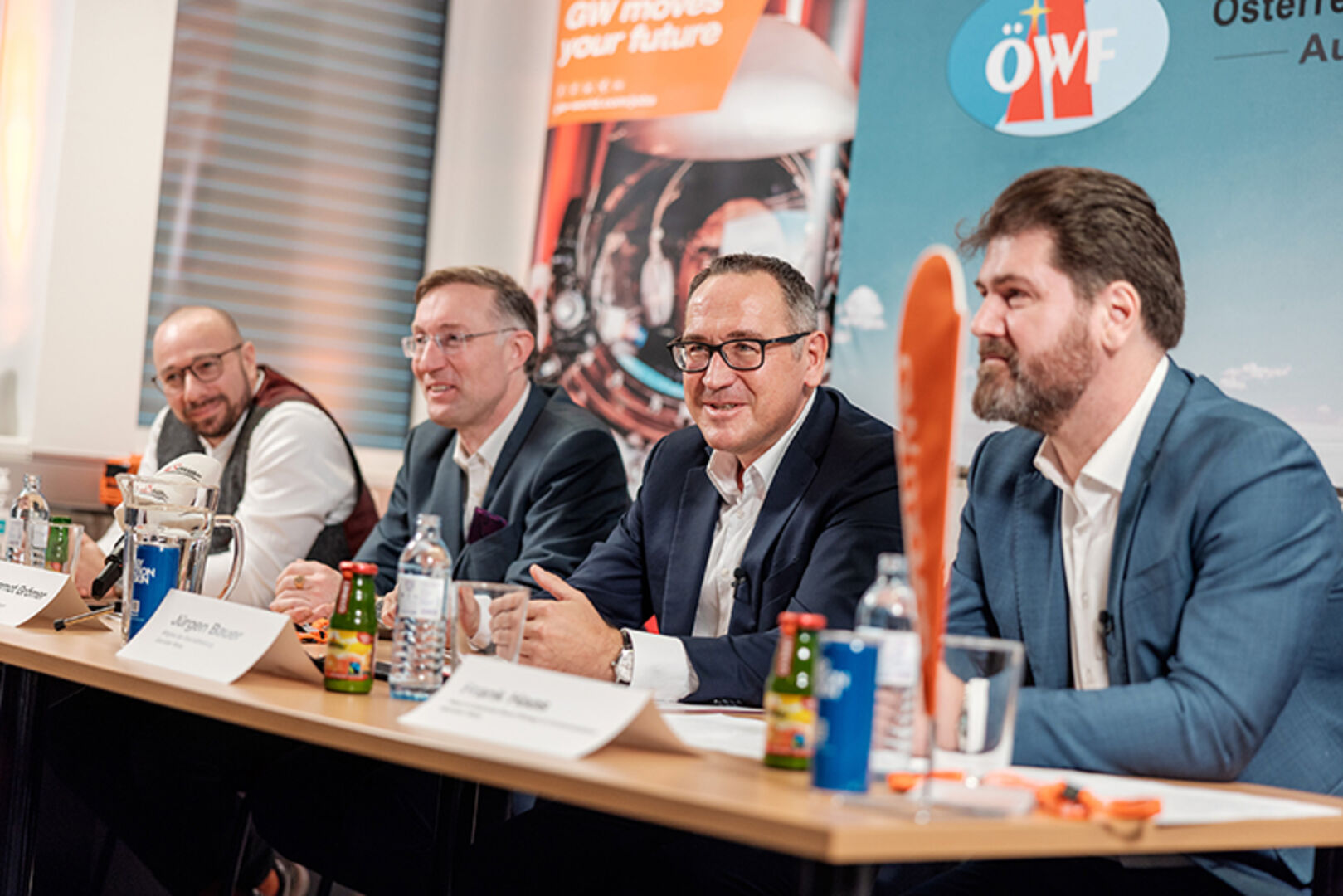 Bei einer Pressekonferenz am Freitag, den 26. Januar, am Standort Maria Lanzendorf gibt Jürgen Bauer Einblicke in den Transportweg von Österreich nach Armenien.