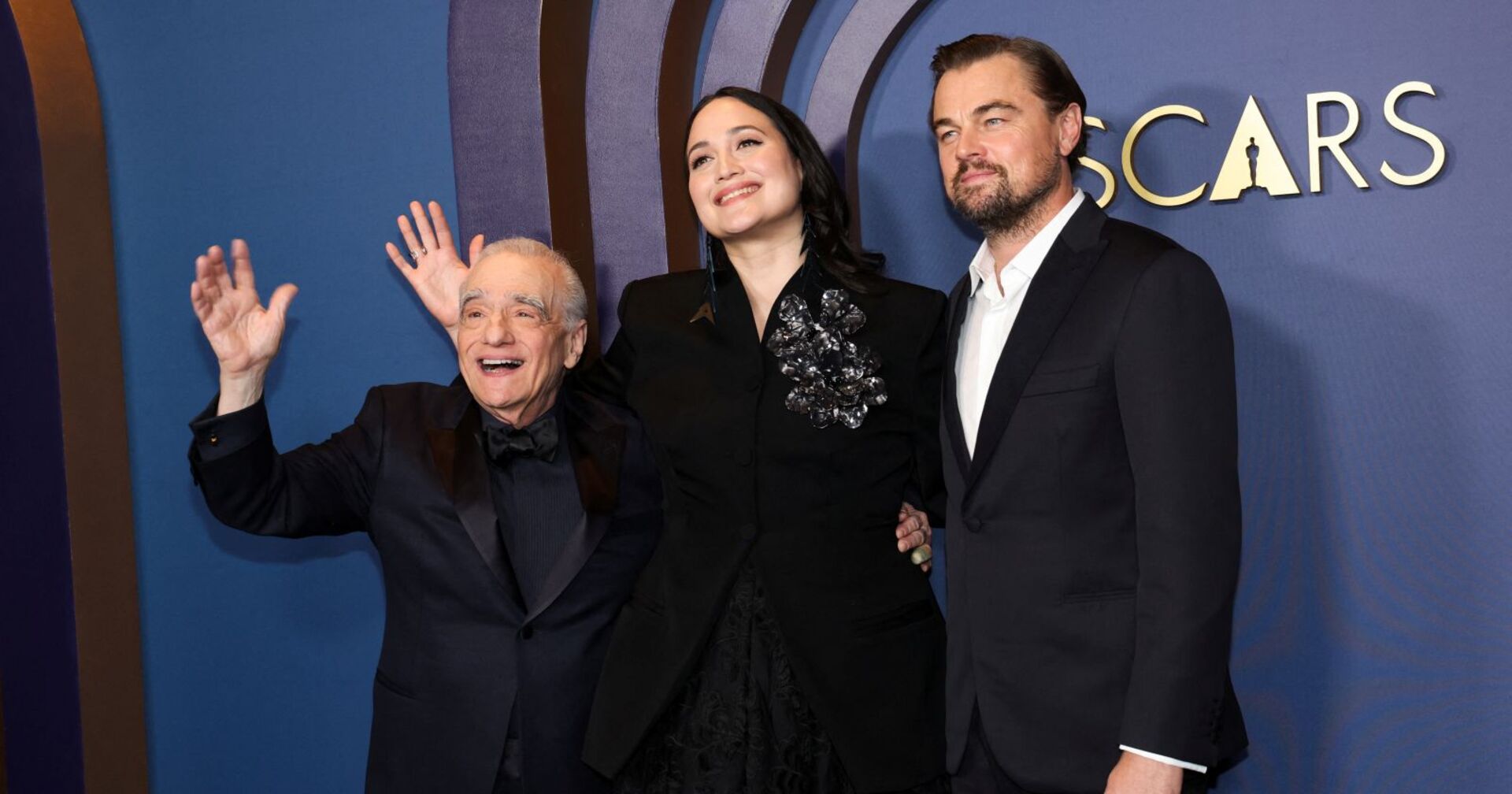 Martin Scorsese, Lily Gladstone undLeonardo DiCaprio bei den Oscars.