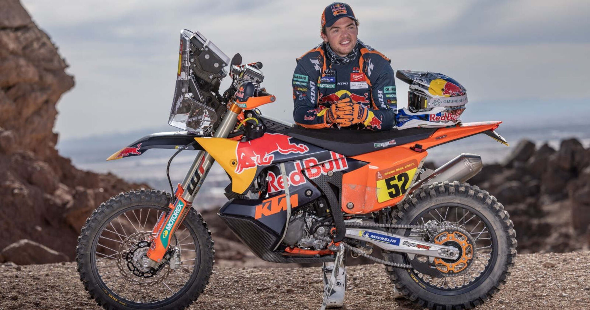 Matthias Walkner lehnt sich an seinem Bike noch vor dem Unfall